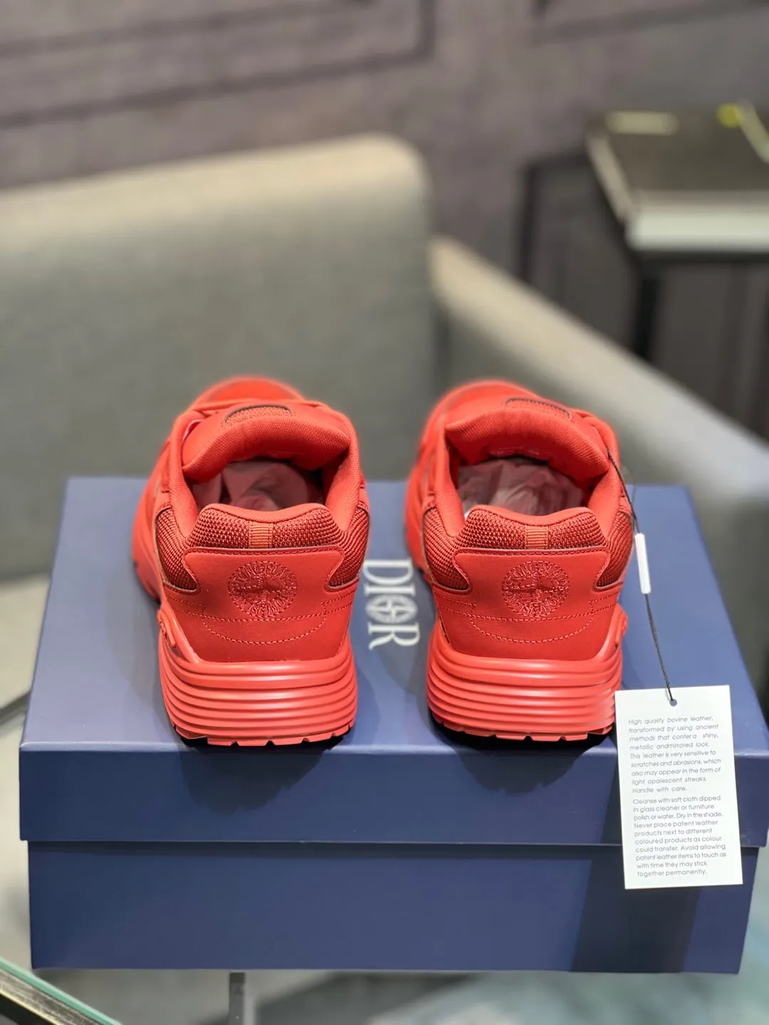 Men's shoes 💰600 high version joint model 🍸 Dior Dior The Island co-branded B30 sneakers follow the trend of the retro market and are Dad Shoes style shoes. The Dior logo on the tongue also indicates that this pair of shoes is the B30 model! B30 uses fine-textured leather and mesh cloth materials to form a shoe body. There are conspicuous letters CD on both sides of the shoe body to indicate the identity. Many lines on the shoe body outline the details, making the shoes look less monotonous and full of retro flavor. ♺ Upper: Original customized technical fabric + mesh ♺ Inner lining: Original customized breathable lining ♺ Outsole: Original molded IP foam + TPU outsole ♺ Heel height: 3.5cm ♺Code number: 39-44 (45 46 customized)